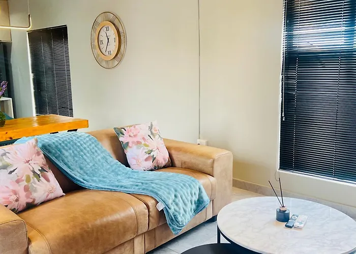 Mo'S Urban Nest - With Power Backup